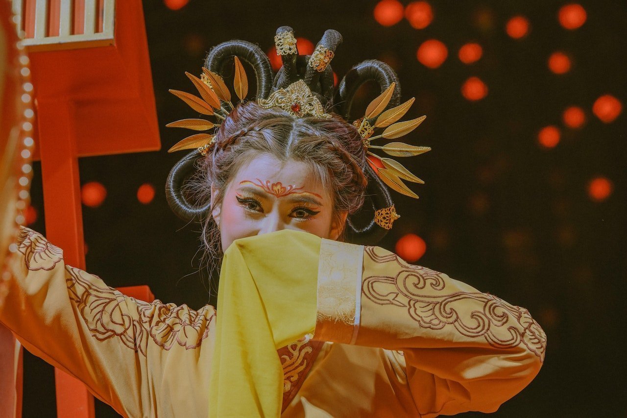 Tribes in China wear the same orange clothes in the National Day
